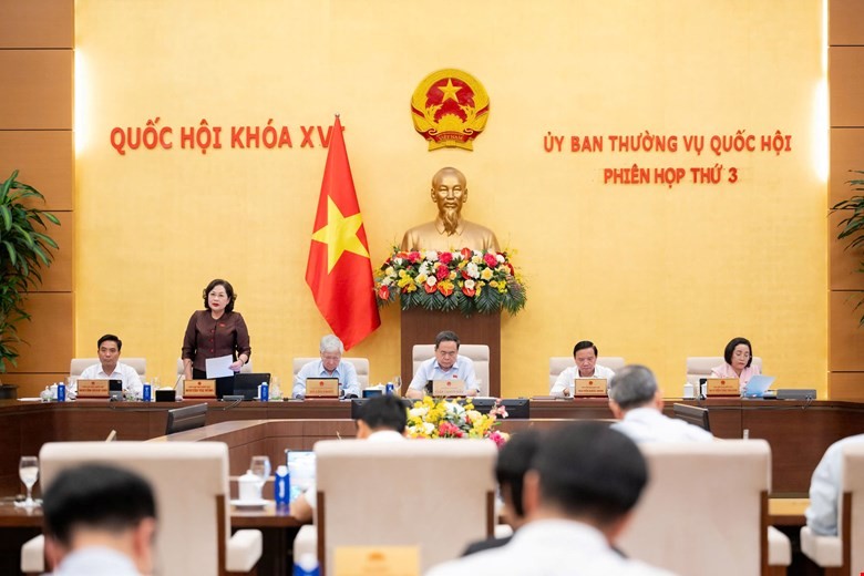 Phó Chủ tịch Quốc hội Nguyễn Thị Hồng điều hành phiên thảo luận.