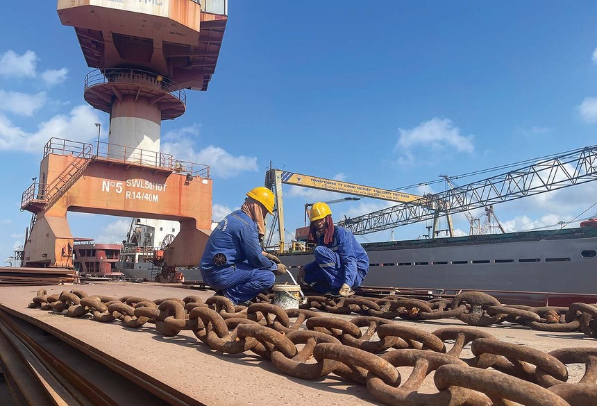 Công nhân Nhà máy Kl99com Thương hiệu giải trí Nam Triệu kiểm tra thép vỏ tàu trước khi đưa vào gia công 