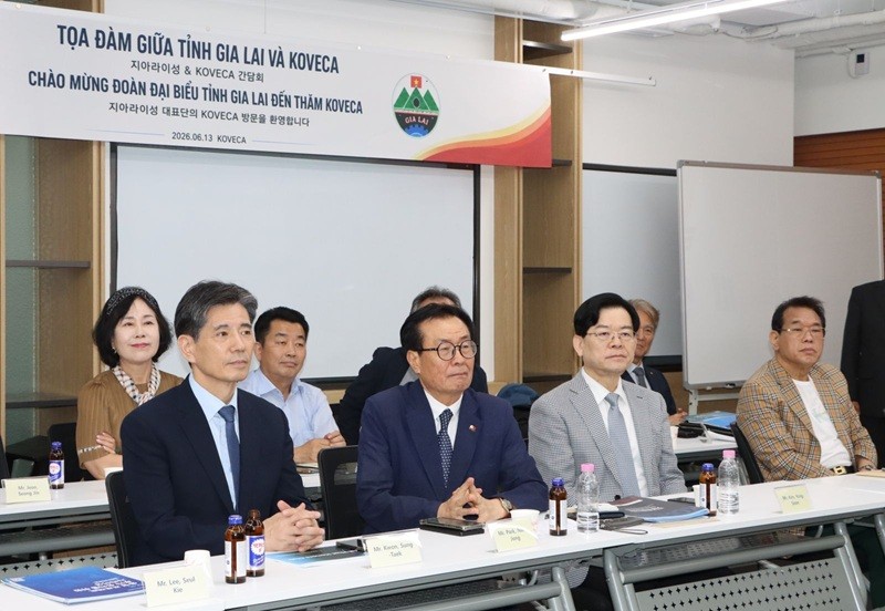 Đại diện các Kl991.com World Cup 2026 Chính Thức thuộc Hiệp hội Kl992 cổng game cá cược - Văn hóa Hàn Việt tại buổi làm việc với tỉnh Gia Lai. Ảnh: Trang Lê.