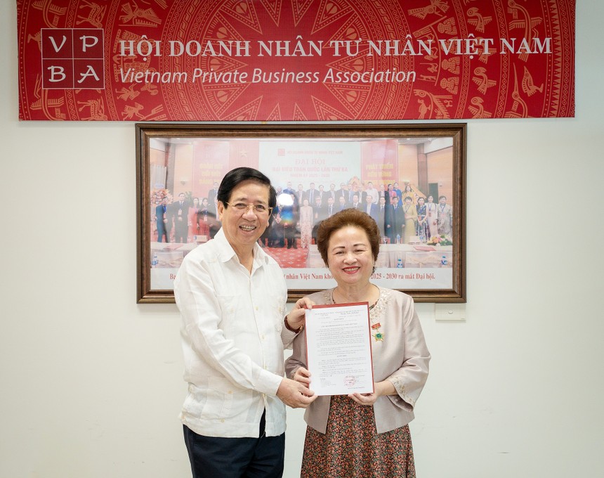 Bà Nguyễn Thị Nga nhận quyết định đảm nhiệm cương vị Quyền Chủ tịch Hội Doanh nhân Tư nhân Việt Nam