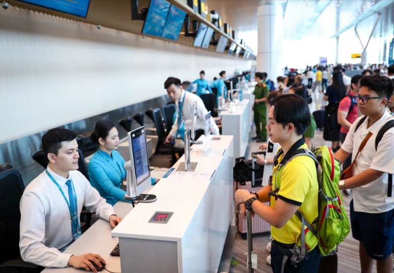 Khách hàng làm thủ tục tại sân bay.