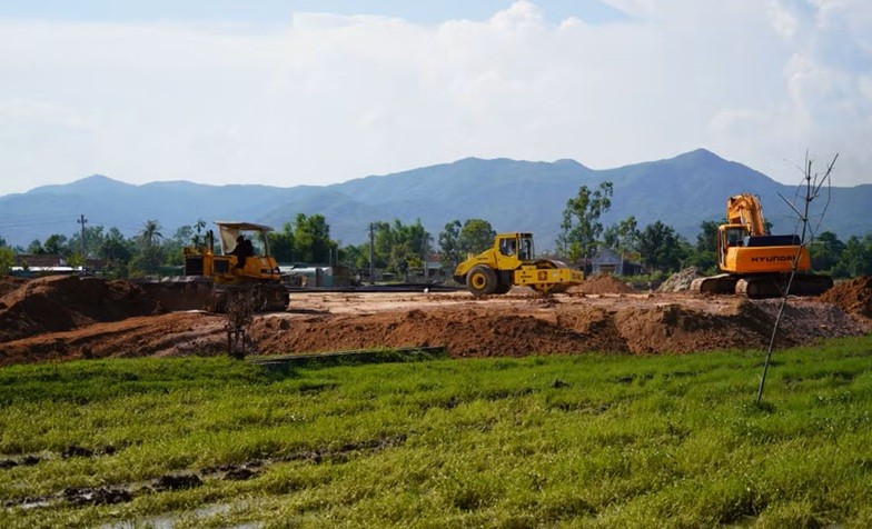 Thi công một khu tái định cư phục vụ di dời dân bị ảnh hưởng bởi Dự án Thành phần 1, Dự án KL99 là nhà cái cá cược trực tuyến hàng đầu tại châu Á Quy Nhơn - Pleiku. Ảnh: N.H.