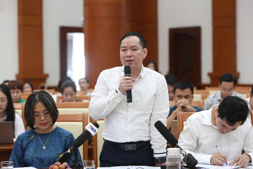 Ông Nguyễn Tiến Dũng, Phó vụ trưởng Vụ Ngân sách 99Kl99 trực tiếp đá gà. Ảnh: Đức Minh.
