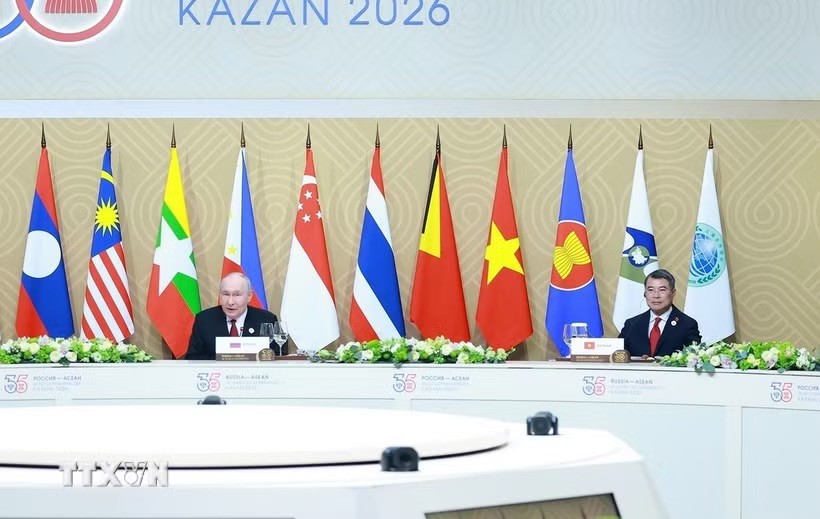 Tổng thống Nga Vladimir Putin và Thủ tướng Lê Minh Hưng cùng Trưởng đoàn các nước tham dự Hội nghị Cấp cao Kỷ niệm 35 năm quan hệ ASEAN - Nga làm việc về hội nhập Á - Âu. (Ảnh: Dương Giang/TTXVN)