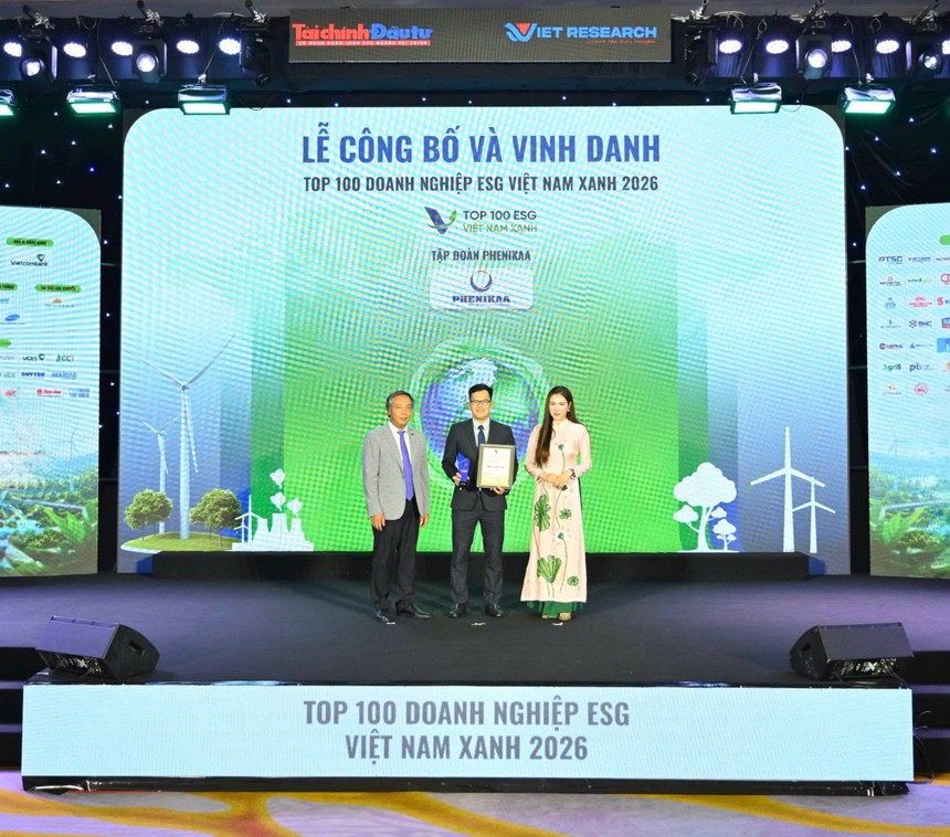 Ông Đồng Quang Thức - Giám đốc Ban ESG Kl994 game bài casino hấp dẫn Phenikaa, Phó tổng giám đốc Vicostone nhận chứng nhận từ chương trình.