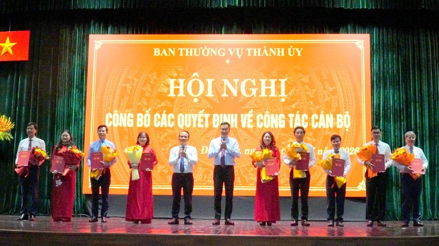 Lãnh đạo thành phố Đà Nẵng trao các quyết định điều động, bổ nhiệm cán bộ.