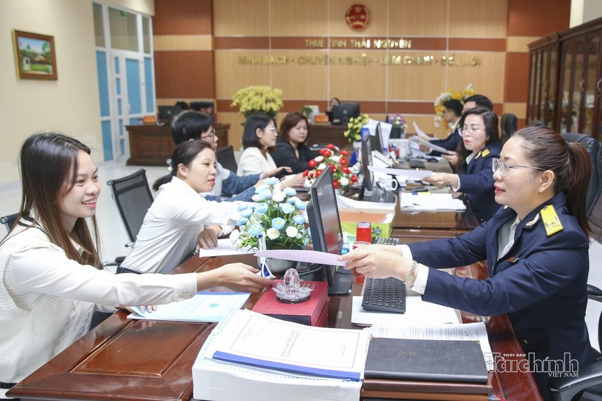 Công chức Thuế tỉnh Thái Nguyên hỗ trợ người nộp thuế thực hiện Kl992 Tham Gia Ngay thuế. Ảnh: Đức Thanh