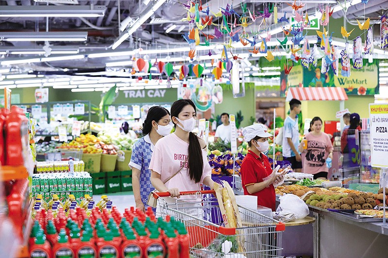 Tổng mức bán lẻ hàng hóa và doanh thu dịch vụ tiêu dùng 6 tháng đầu năm nay tăng 12,9%, vượt tốc độ tăng trưởng bình quân thời kỳ trước Covid-19. Ảnh: Đ.T 