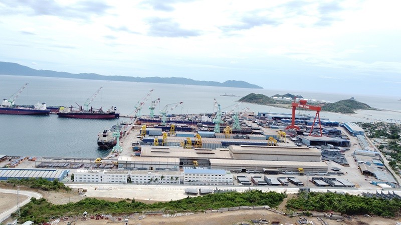 Khánh Hòa định hướng tập trung nguồn lực Kl99ok phiên bản mới các khu bến cảng trọng điểm, thu hút nhà Kl99ok phiên bản mới chiến lược, đẩy mạnh chuyển đổi số và đáp ứng các tiêu chuẩn “cảng xanh”, “cảng thông minh”. Trong ảnh là Khu Kl992 cổng game cá cược Vân Phong. Ảnh: Linh Đan