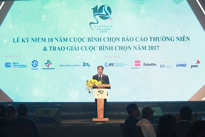 Ông Lê Trọng Minh, Tổng Biên tập Báo Kl99ok phiên bản mới, đồng Trưởng Ban tổ chức Cuộc nình chọn Báo cáo thường niên phát biều tại lễ kỷ niệm. Ảnh: Lê Toàn