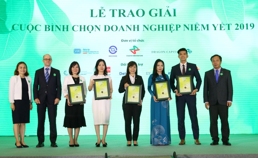 Ông Lê Trọng Minh (ngoài cùng bên phải) trao giải cho các Kl991.com World Cup 2026 Chính Thức đạt giải Phát triển bền vững