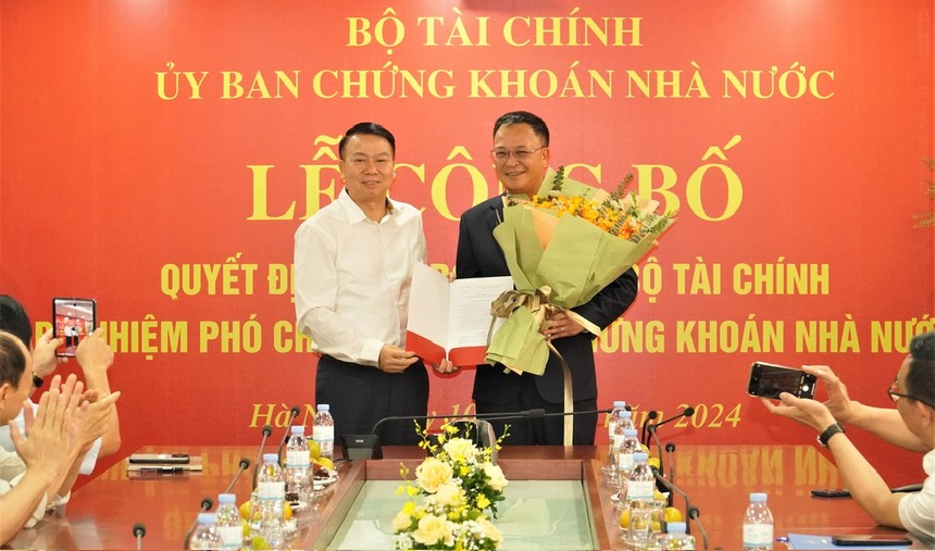 Thứ trưởng Bộ Kl991.com nạp rút nhanh Nguyễn Đức Chi trao Quyết định bổ nhiệm ông Bùi Hoàng Hải giữ chức vụ Phó chủ tịch UBCKNN