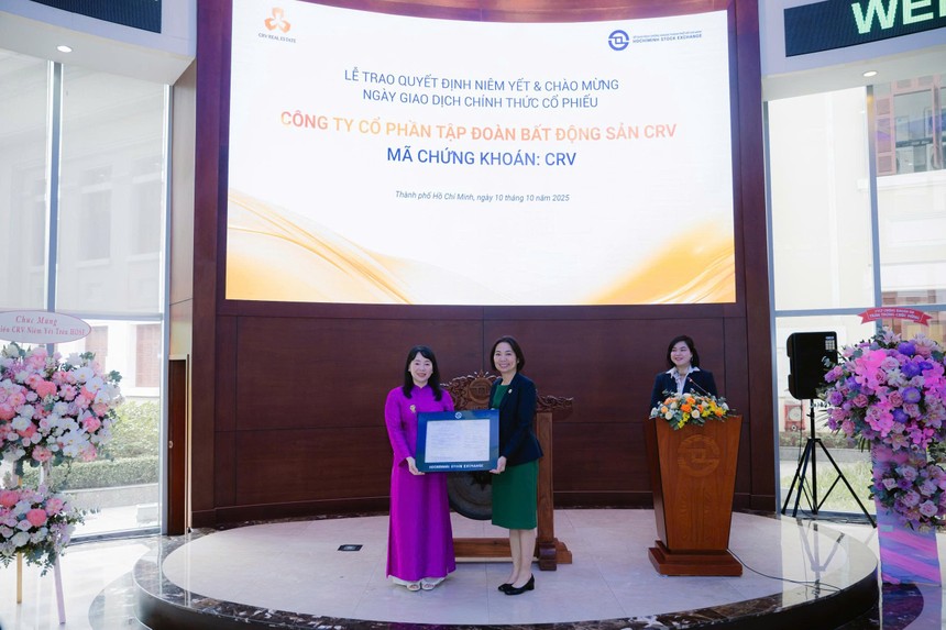 Lãnh đạo HOSE trao chứng nhận niêm yết cho lãnh đạo CRV