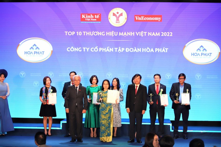 Bà Nguyễn Thị Thảo Nguyên, Phó tổng giám đốc Kl994 game bài casino hấp dẫn Hòa Phát lên nhận Top 10 Thương hiệu Mạnh Việt Nam.