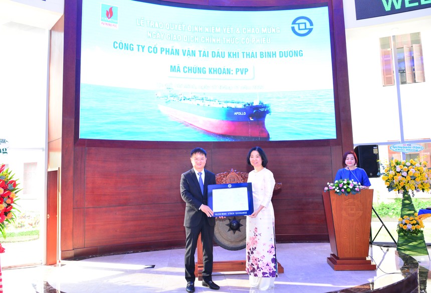 Lãnh đạo Sở Giao dịch 99Kl99 link đăng nhập TP.HCM trao quyết định cho ông Hoàng Đức Chính, Giám đốc PVP.