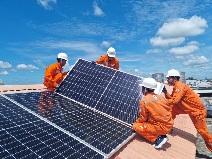 Giá trần cho điện mặt trời là gần 1.877 đồng/kWh 