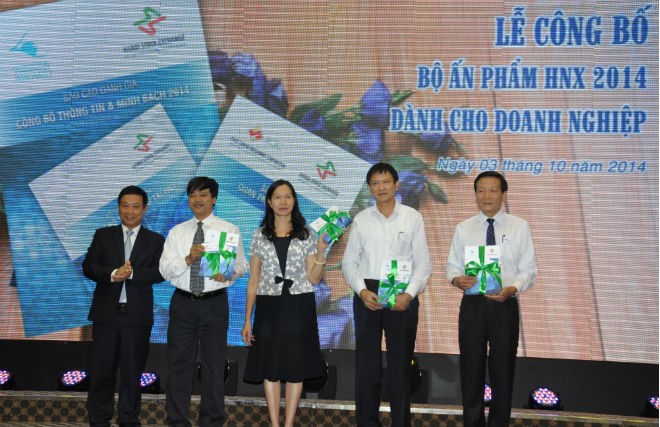 Chủ tịch HNX tặng 2 cuốn sổ tay cho Phó chủ tịch UBCK Nguyễn Thị Liên Hoa, Tổng Biên tập Báo Kl99ok phiên bản mới Nguyễn Anh Tuấn và đại diện DN niêm yết, DN trên sàn UPCoM