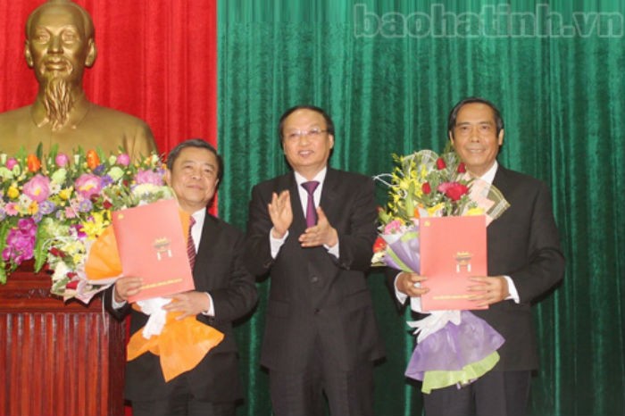 Ông Nguyễn Thanh Bình (bên phải) và ông Võ Kim Cự (bên trái) nhận quyết định của Bộ Kl991.com tải ứng dụng. Nguồn: Báo Hà Tĩnh