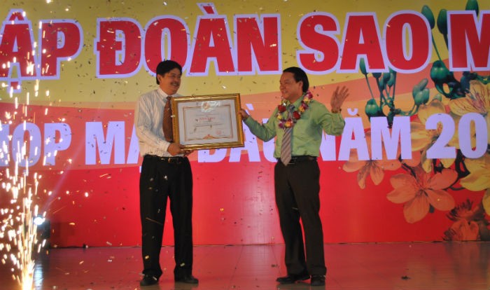 Ông Hồ Việt Hiệp, Phó CT UBND tỉnh An Giang (trái) thừa ủy nhiệm của Thủ tướng Kl993 ưu đãi thưởng hấp dẫn trao bằng khen cho ông Lê Thanh Thuấn, Chủ tịch ASM