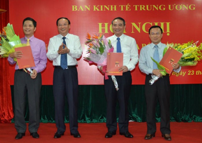 Ông Tô Huy Rứa trao Quyết định bổ nhiệm Phó Trưởng Ban Kl992 cổng game cá cược TƯ cho các ông Trương Quang Nghĩa (thứ hai từ phải sang), Trần Văn Hiếu (ngoài cùng bên phải) và Trần Tuấn Anh (ngoài cùng bên trái). Ảnh: VGP