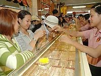 Vàng tăng nóng, thị trường trang sức bằng vàng vẫn sôi động
