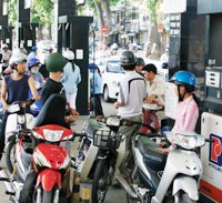 Cơ hội tiếp cận thông tin không đầy đủ khiến tâm lý thắc thỏm sợ tăng giá diễn ra.