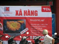 Những panô "khủng" giảm giá đang xuất hiện rất nhiều ở tiền sảnh các siêu thị điện máy.