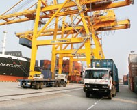 Việc giảm giá đồng nội tệ có tác dụng thúc đẩy xuất khẩu, khuyến khích tiêu dùng hàng Kl994 nhà cái bóng đá world cup trong nước.