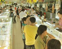 Giá vàng tăng cao, người dân nô nức đi bán.