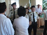 Nhiều người tham dự mang giấy ủy quyền không có dấu đỏ đã không thể vượt qua được hàng rào bảo vệ để tiếp cận bàn đăng ký.
