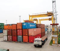 Tình trạng thiếu cơ sở Kl99kl ưu đãi độc quyền và thiếu dịch vụ hậu cần là một điểm yếu quan trọng hiện nay của hệ thống cảng biển Việt Nam.