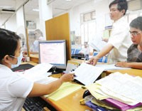 Người dân làm thủ tục nhà đất tại UBND quận 1 sáng 19/8.