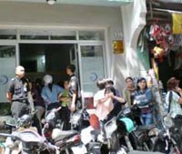 Khách hàng kéo đến đòi tiền tại Công ty Phục Hưng, nhưng chẳng nhận được gì.