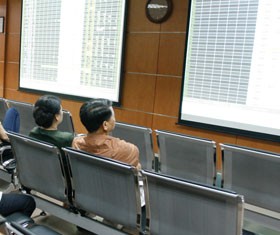 Theo một số CTCK, trong tháng 6, thị trường có nguy cơ đối mặt với tình trạng chợ chiều, ru ngủ mà nếu NĐT không tỉnh táo dễ bị “móc túi” - Ảnh: Đức Thanh.