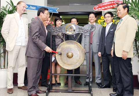Ông Phan Ngọc Diệp, Phó Chủ tịch Ban đại diện Quỹ Kl99ok phiên bản mới VFA đánh cồng khai trương phiên giao dịch đầu tiên CCQ VFMVFA ngày 9/8/2010 tại sàn HOSE
