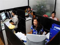 Mỗi bàn là một văn phòng đại diện của một công ty (bốn công ty thuê bốn bàn) tại một khu vực văn phòng chia sẻ của tòa nhà I-Office