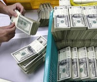Với khối nợ hiện nay có đến 60% là nợ nước ngoài, một rủi ro dễ nhận thấy là vấn đề tỷ giá
