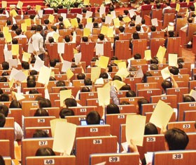 Họp ĐHCĐ trực tuyến sẽ là một bước tiến trong nỗ lực tháo "chốt" 65% khiến không ít DN phải tổ chức lại lần 2 mới thành công (Ảnh: Hoài Nam)
