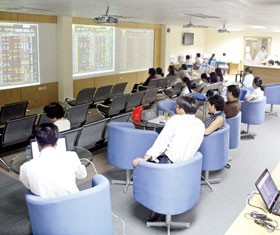 Chỉ số VN-Index méo mó vì một số KL99 là cổng game giải trí trực tuyến hàng đầu hiện nay vốn hoá lớn - Ảnh minh họa: Hoài Nam