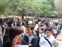 Xếp hàng dài cả buổi để được bốc thăm quyền mua NTNT CT1 Ngô Thì Nhậm
