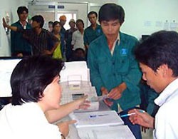 Có ý kiến cho rằng nên thống nhất một thời điểm tăng lương, nếu tăng vào hai thời điểm thì tạo hiệu ứng tăng giá cả sinh hoạt hai lần - Ảnh: NLĐ