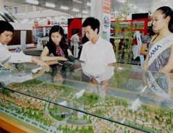 Các Sàn giao dịch lớn vẫn có ít người đến hỏi mua đất
