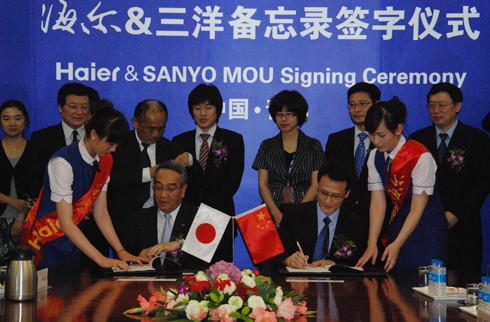 Ông LIANG Haishan, Phó Chủ tịch cấp cao của Kl994 game bài casino hấp dẫn Haier (ngồi, bên phải), và ông Mitsuru HOMMA, Phó Chủ tịch của SANYO Electric Co. Ltd (ngồi bên trái), ký MOU tại Thanh Đảo, Sơn Đông, Trung Quốc n