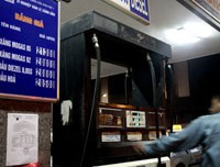Người dân hụt hẫng với giá xăng giảm