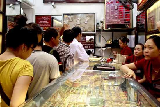NHNN có thể gia tăng vị thế và sức mạnh can thiệp từ việc bổ sung vàng trong dự trữ quốc gia,
duy trì được số vàng trong dân chứ không để “chết vốn” như hiện tại