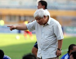 Bầu Kiên trên sân bóng
