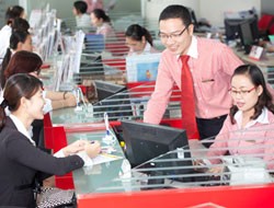 Khách hàng giao dịch tại Techcombank
