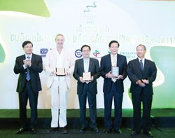 Thứ trưởng thường trực Bộ KH&ĐT Cao Viêt Sinh (bên phải) và Chủ tịch UBCK Vũ Bằng (bên trái) trao kỷ niệm chương cho nhà tổ chức và nhà tài trợ Cuộc bình chọn BCTN tốt nhất 2010
