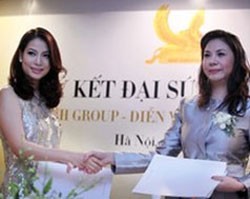 Trương Ngọc Ánh ( trái ) làm đại sứ thương hiệu cho Tân Hoàng Minh Group
