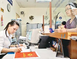 Người dân làm thủ tục cấp giấy chứng nhận quyền sử dụng đất tại UBND quận Hoàn Kiếm
